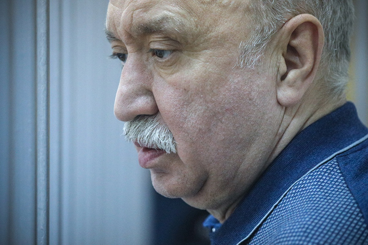 В завершении допроса прокурор ходатайствовал о представлении на обозрение гражданского иска Николаевой к Гафурову