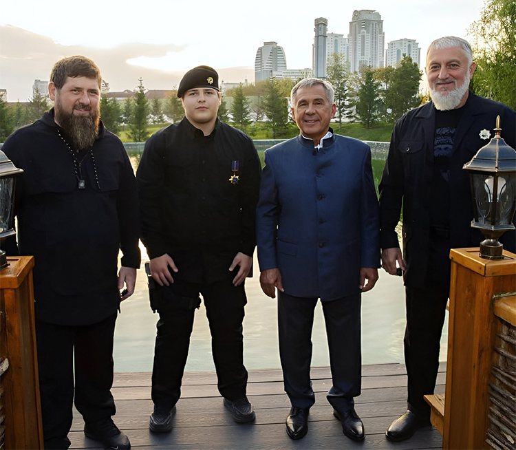 Кадыров-младший получил из рук Минниханова орден «Дуслык» «за значительный вклад в укрепление межнационального и межконфессионального мира и согласия»