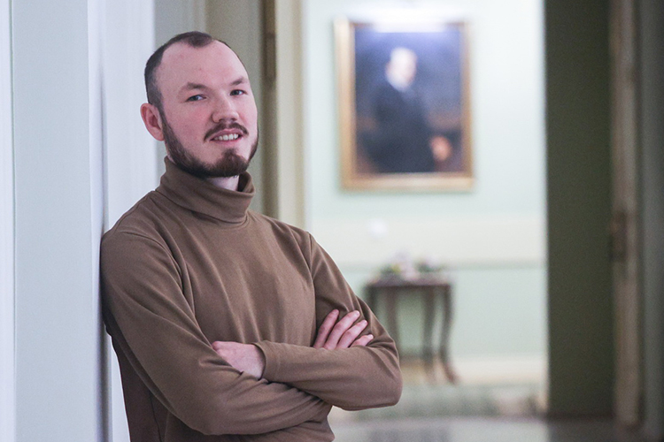 Фархад Бахтияри: «На увлечение традиционной музыкой повлиял мой отъезд из Казани. Пик такого отдаления от родной культуры пришелся на тот момент, когда я служил в армии, пел в хоре. Здесь я попал в совсем другую культуру, и мой язык стал единственной связующей нитью с родиной»