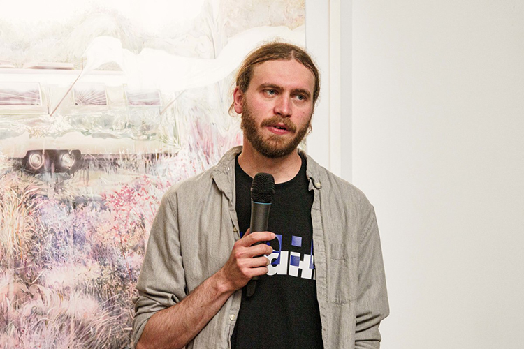 Как утверждают источники «БИЗНЕС Online», к проекту [«Смена»] подключился сооснователь центра современной культуры «Смена», соучредитель и исполнительный директор издательства ad marginem Кирилл Маевский (Михайлов)