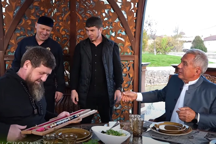 Подарок от президента Татарстана получил не только Кадыров-младший, но и его отец