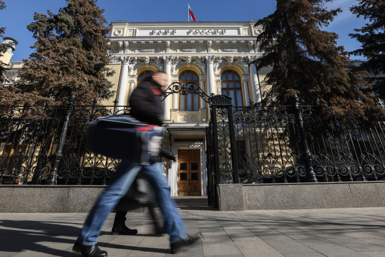 Банк России продолжает ужесточать денежно-кредитную политику сильнее ожидания рынка. Совет директоров Банка России повысил ключевую ставку сразу на 200 б. п. — с 13% до 15%
