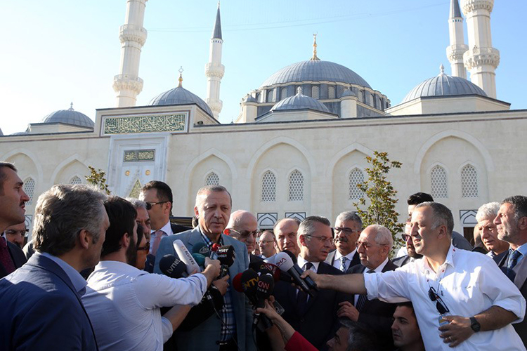 «Когда во власть пришел Эрдоган, который сам когда-то учился в лицее с религиозным уклоном, он постепенно нормализовал отношение к верующим людям»