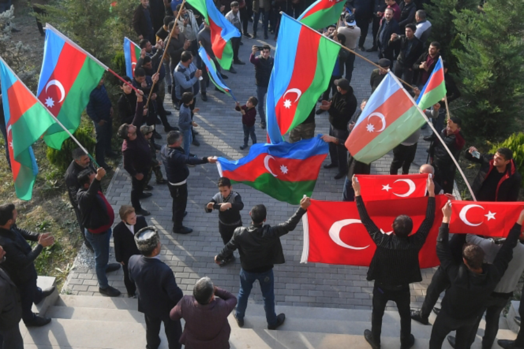 «В первую очередь это победа Баку. Азербайджан готовился к ней идеологически, материально, в военном плане. Надо учитывать и то, что Нагорный Карабах признан территорией Азербайджана в ООН»