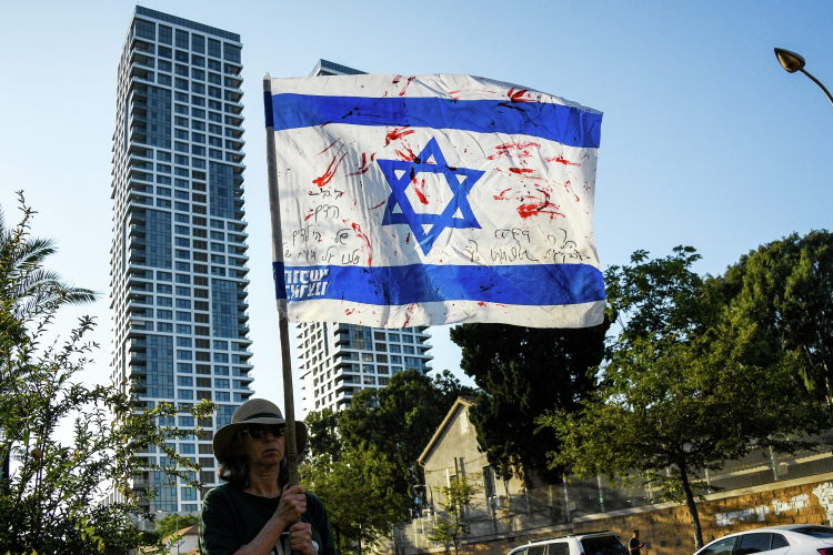 Жительница Тель-Авива во время митинга у здания Министерства обороны Израиля с требованием освободить заложников, захваченных группировкой ХАМАС