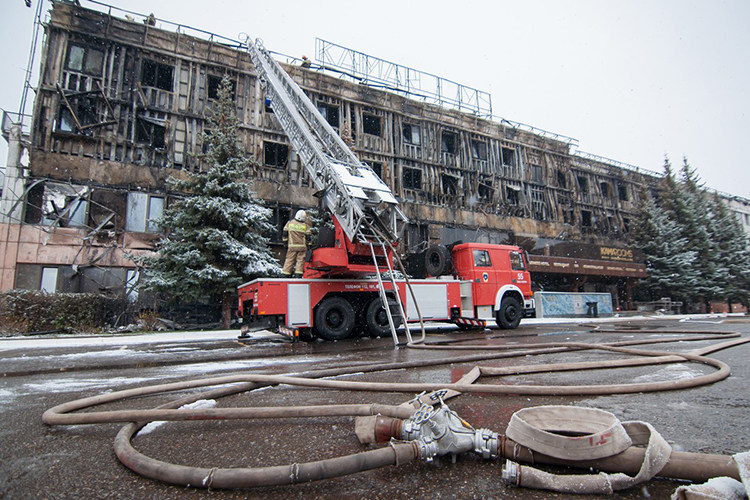 Вокруг здания стояло не меньше восьми пожарных машин, и спасатели сновали по округе, добивая последние очаги огня
