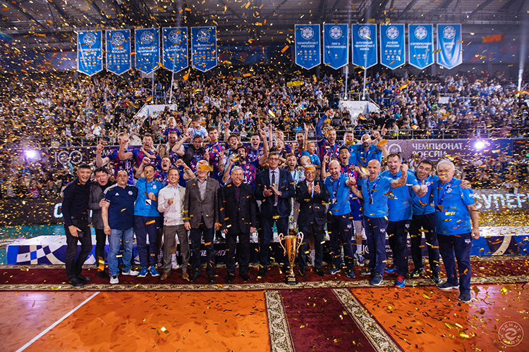 Площадку Центра волейбола впервые с 2018 года засыпало золотым конфетти — казанцы очень давно не брали трофеев на своей площадке
