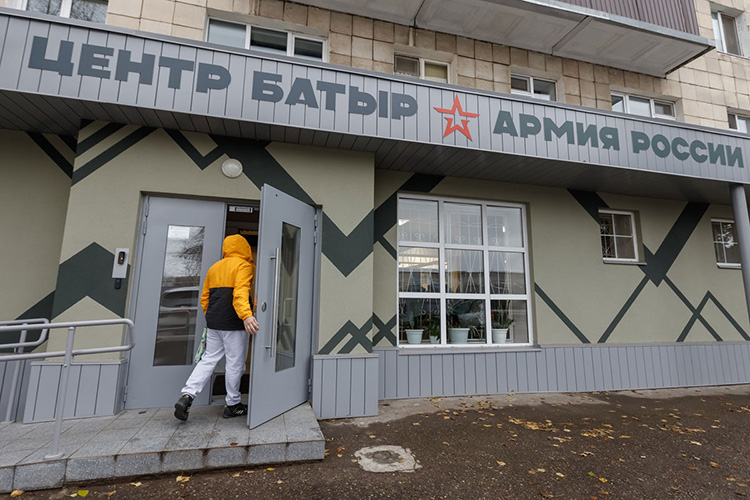 В казанском центре «Батыр» на улице Воровского, 25, куда стекаются желающие подписать контракт на участие в СВО, в эти дни довольно многолюдно