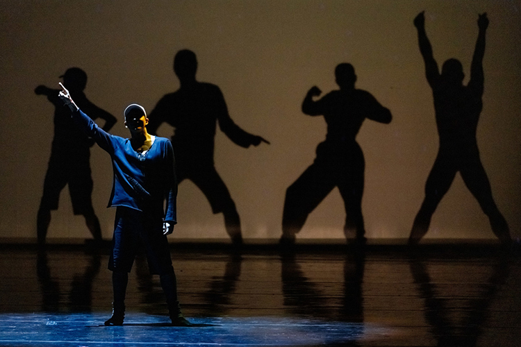 Олег Ивенко в роли Билли Миллигана в сцене из балета "Личности Миллигана" в рамках фестиваля современной хореографии #StagePlatforma