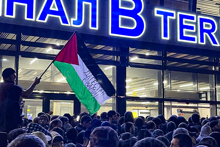 Группа людей с палестинскими флагами прибыла в аэропорт Махачкалы накануне во второй половине дня, чтобы встретить рейс авиакомпании Red Wings из Тель-Авива