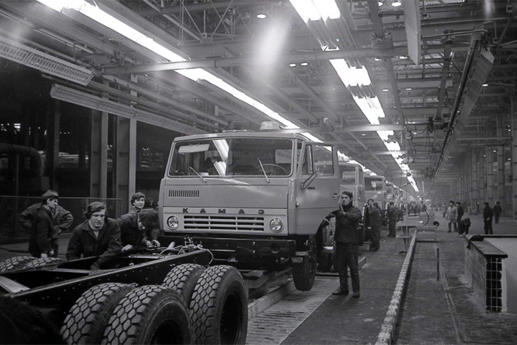 В 2026 году будет 50 лет со дня выпуска первого автомобиля КАМАЗ (на фото: рабочие собирают первые автомобили на главном сборочном конвейере завода в  феврале 1976 года)