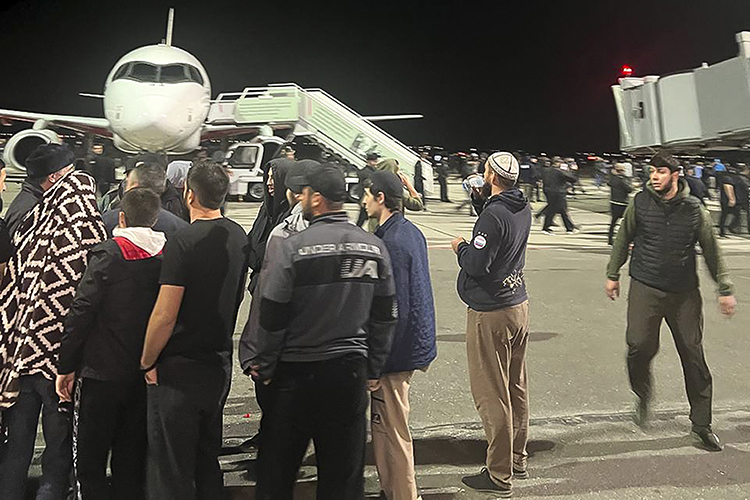 К концу понедельника правоохранительные органы республики задержали 83 участников погрома аэропорта, провели более 50 обысков с изъятием техники