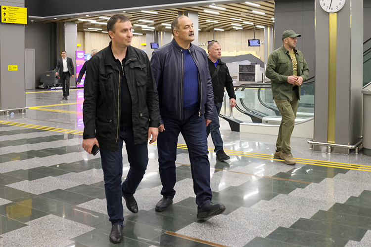 Как подчеркивает глава республики Сергей Меликов (справа), единственное, что удалось участникам беспорядков в аэропорту Махачкалы — это «повредить чужое имущество». А вот «опорочить» республику не вышло