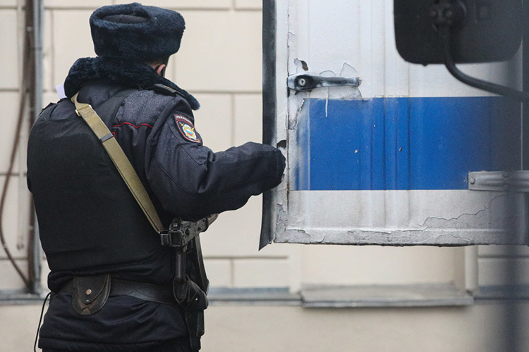 На выходе из съемной квартиры сотрудники ФСБ и МВД при поддержке спецназа задержали Владимира Овчинникова