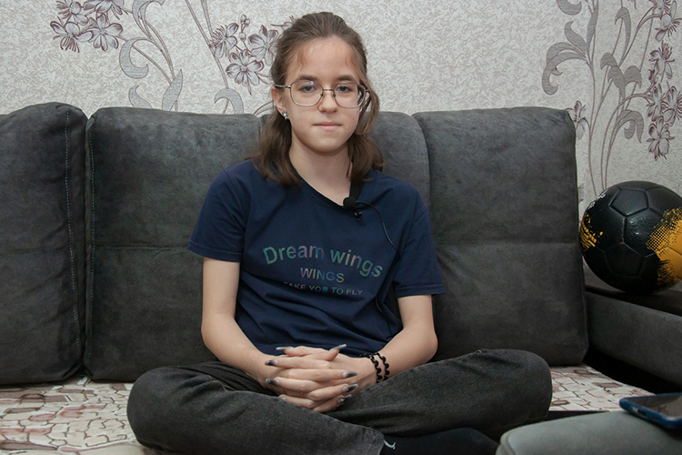 Настя Денисова развивалась, как обычный ребенок, но в 1,5 года она упала с дивана и сломала бедро, и после этого переломы последовали один за другим