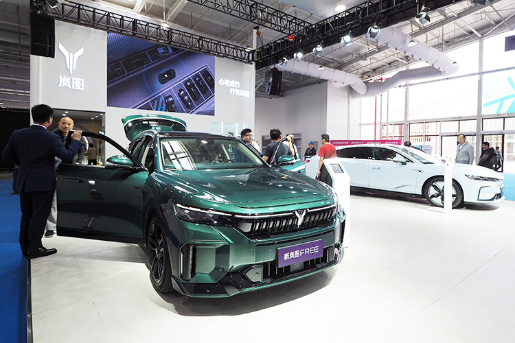 На рынке второй квартал подряда активно продается марка Voyah — производитель, который продает электрические автомобили и является суббрендом марки Dongfeng