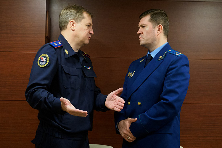 Новый прокурор РТ Альберт Суяргулов (справа) на этой неделе внес в Госсовет свой первый законопроект, но сегодня его не рассматривали