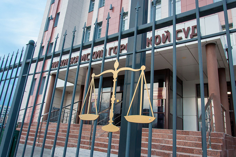 Заседание по избранию меры пресечения для Михаила Зубарева в нижнекамском городском суде началось через два часа после отпевания души Виктории