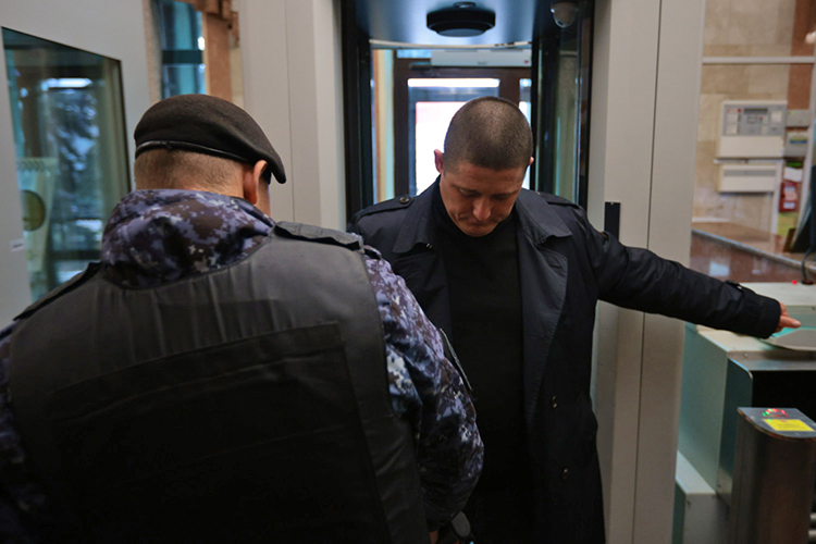 Хасанов появился на пороге суда за 5 минут до начала заседания. Увидев в коридоре многочисленных представителей СМИ он явно удивился, но смущения на его лице видно не было