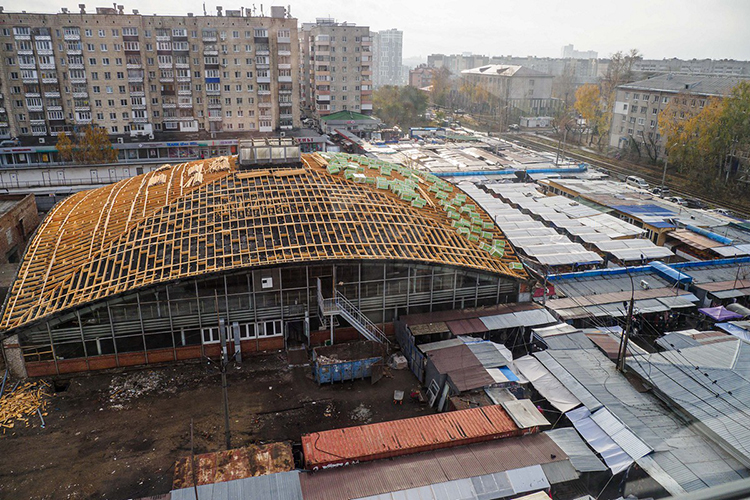 Реконструкция Московского рынка по ул. Ш.Усманова сейчас идет полным ходом. От лабаза остался один «скелет», соседние пристрои снесли