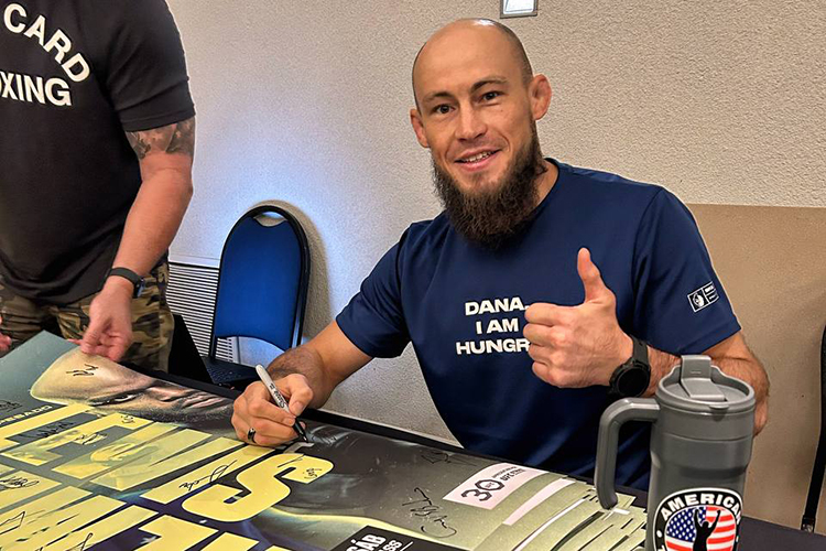 А еще он везде появляется в Сан-Паулу в собственном мерче, футболке с надписью Dana, I am hungry, некогда обращенной к главе UFC Дане Уайту