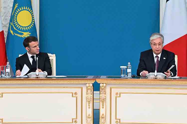 Президент Токаев с ходу назвал этот визит «историческим». И действительно, не так часто высокие гости из Франции посещали эту центральноазиатскую республику