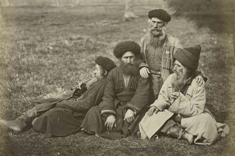 В принципе, этнографически горские евреи не отличаются от других народов Дагестана, ни устройством поселений, ни системой земледелия, ни одеждой. Единственное и кардинальное отличие — это религия