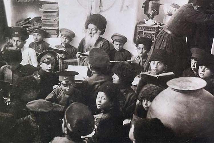 По традиции большое внимание уделялось обучению, в том числе, основам иудаизма в школах при синагоге, которые имелись практически во всех населенных пунктах