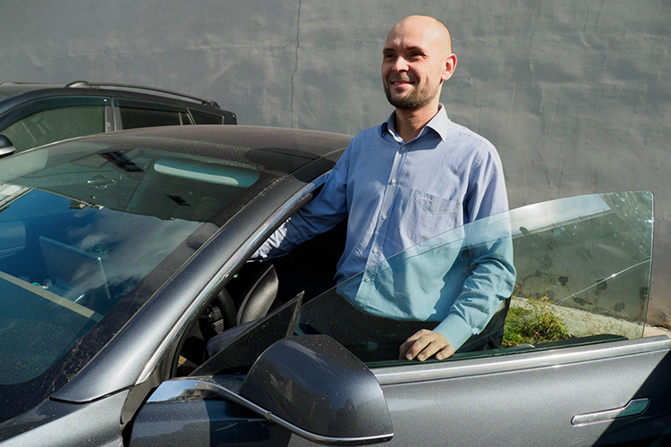 Рустем Галимзянов одним из первых в Казани решил продать свой дизельный автомобиль и приобрести Tesla