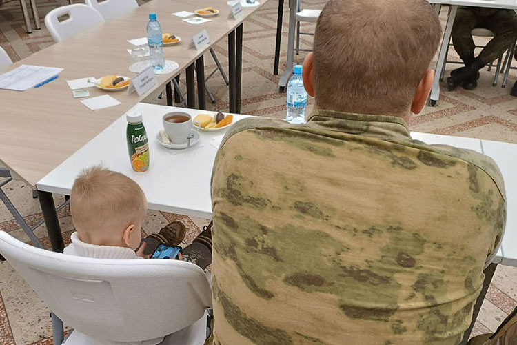 Один из бойцов № 430 полка, «Косарь», на встречу пришел со своим трехлетним сыном, который не отлипал от отца: «Он меня не отпускает никуда!» — со смехом рассказал мобилизованный