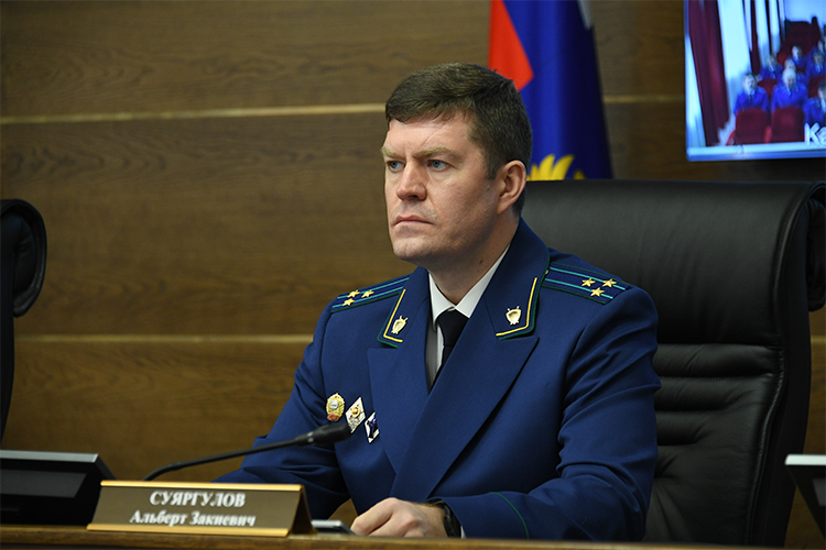 Утром Альберт Суяргулов представил нового руководителя надзорного органа в Альметьевске, а чуть позже было объявлено он смене начальства в трех районных прокуратурах РТ