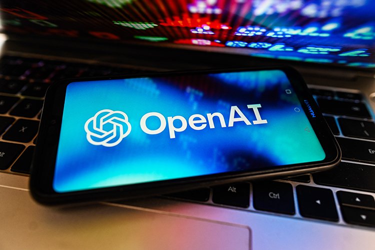 Говоря о конкуренции, Греф напомнил, что компания OpenAI когда-то хотела подарить миру технологии искусственного интеллекта, а сегодня «они закрыли все — архитектуру, настройки и так далее»