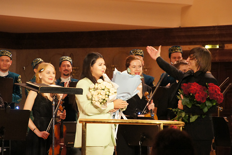 Главной приманкой концерта-открытия стала мировая премьера симфонической поэмы Миляуши Хайруллиной «Поэт» («Шагыйрь») для оркестра и хора