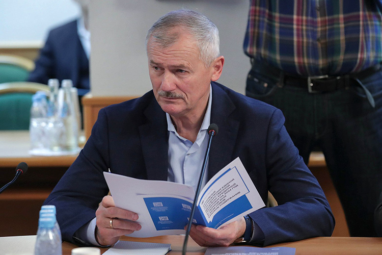 Депутат Николай Цед переда слова избирателей, что банк [Сбербанк] отказывает в ипотеке, если клиент отказывается от услуг предложенной страховой компании