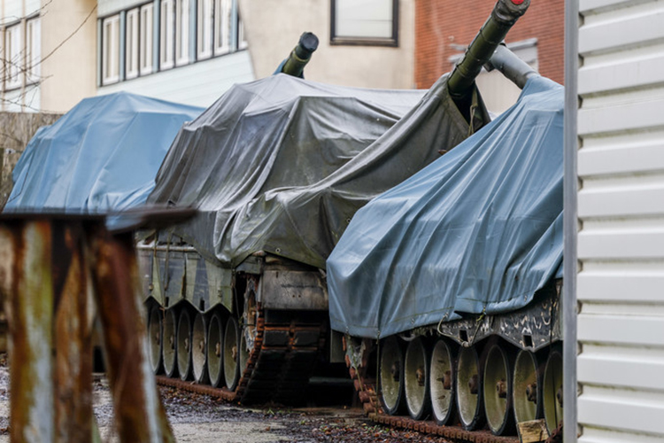 «На сегодняшний день Украина имеет массу боевых машин пехоты, большое количество танков, которые требуют ремонта в условиях отсутствия специалистов»