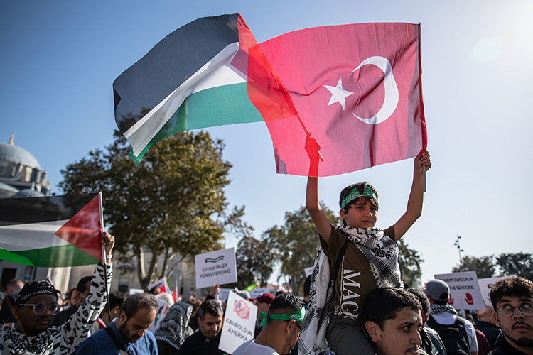 «В турецком городе Диярбакыр толпа демонстрантов громит американские кофейни Starbucks за то, что руководство кофеен поддерживает Израиль в палестино-израильском конфликте»