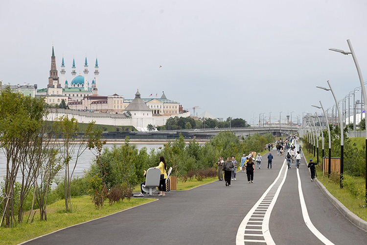 Самым дорогим проектом парковой программы стал велопешеходный маршрут вдоль Кремлевской дамбы, который начали благоустраивать осенью прошлого года