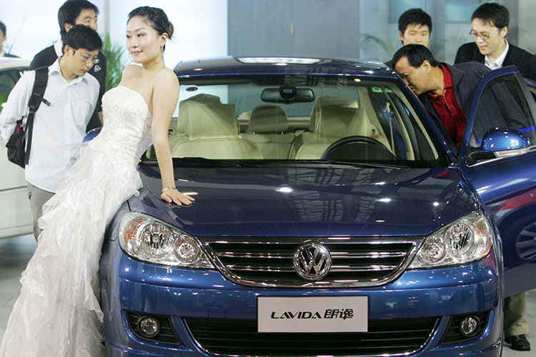 В Татарстан завезли три новеньких VW Lavida, который выпускается в Китае, на совместно предприятии FAW-Volkswagen, и является аналогом седана Jetta
