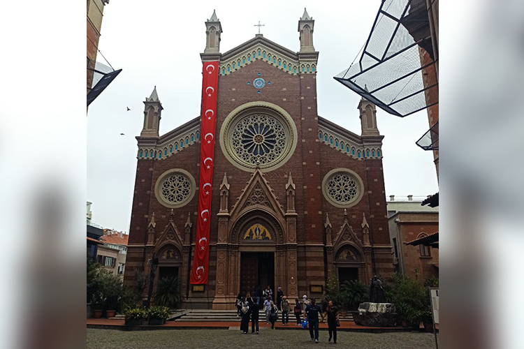 Католическая церковь на улице Истикляль (Стамбульский Арбат) в Стамбуле