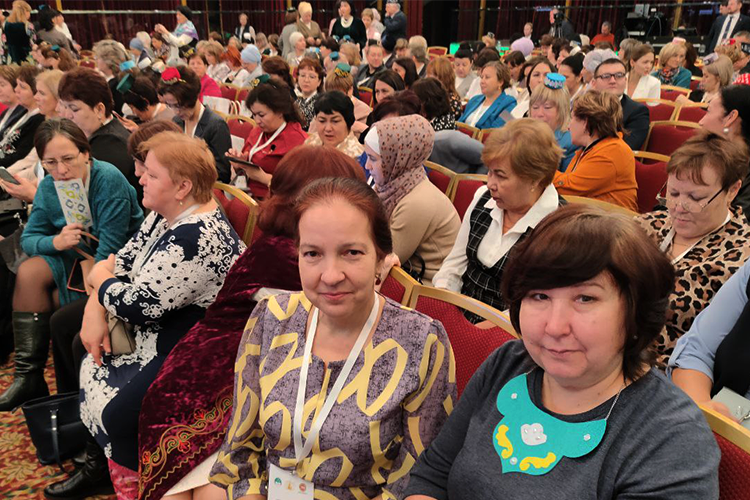 Галия Кутерова (вторая справа): «У нас один урок родного языка и один татарской литературы раз в неделю с 4 по 9 класс. После зимних каникул в 9 классе уже не преподается»