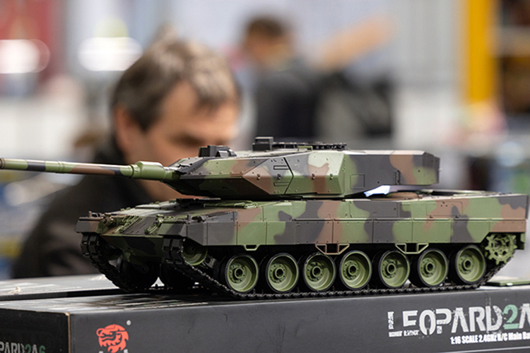 В настоящее время танки Leopard 1 проходят капитальный ремонт и подготовку на заводах в Унтерлюсе и Касселе