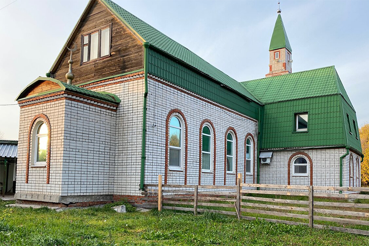 Первая мечеть «Сулейман» была возведена еще в 1999 году. Она появилась на месте старого дома, который выполнял функцию молельной комнаты