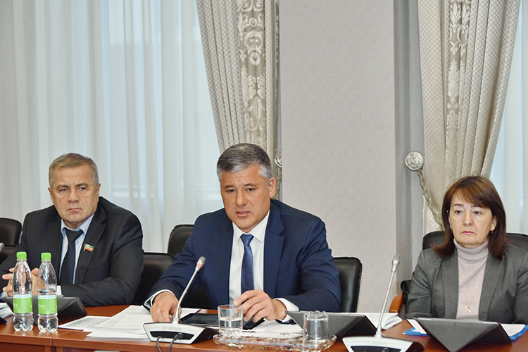 Ильдар Фатихов (в центре): «На наши меры поддержки и программы в республику приезжают специалисты из других регионов, и отток пенсионеров снижается»