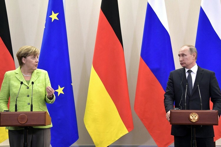 В апреле 2008 года на саммите в Бухаресте Ангела Меркель и Николя Саркози были против включения Украины и Грузии в НАТО. Позднее Меркель объяснила свой поступок: Путин расценил бы подобный сценарий как объявление войны