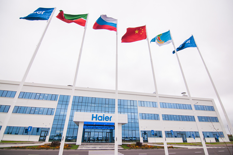 «Значительный объем производства в компании «Хайер» — более 30 миллиардов рублей. Они выпускают сложную бытовую технику — телевизоры, холодильники, стиральные машины»