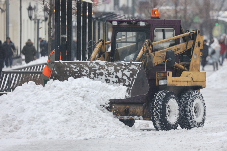 В Казани предстоящий «снежный заряд» прогнозировали еще вчера, дорожники вывели на улицы 295 машин и 500 рабочих, сообщили сегодня в мэрии города