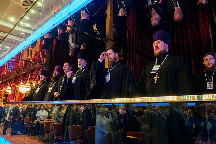 «Корстон» за последнее десятилетие, наверное, еще не видел одномоментно столько крестящихся на входе людей, сколько их было накануне — там проводился очередной форум православной общественности Татарстана