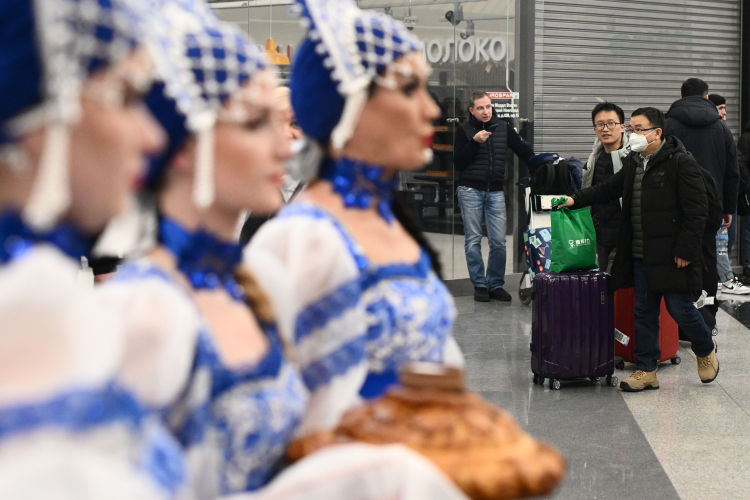 Китайских и иранских гостей в Татарстан уже привозят, однако, не в тех объемах, какие бы хотелось. Все упирается в отсутствие прямого авиасообщения с Казанью или редкими вылетами