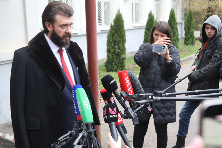 Адвокат Никита Апаликов сразу акцентировал внимание на том, что мошеннические схемы Шабутдинова опровергаются даже в материалах текущего уголовного дела