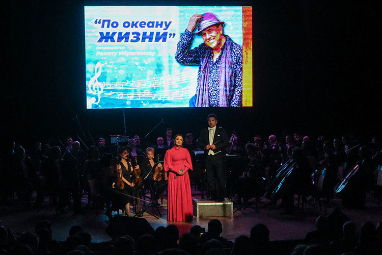 Почтить память Рената Ибрагимова, ушедшего из жизни в мае прошлого года в возрасте 74 лет, пришли его родственники, друзья, известные оперные и эстрадные солисты
